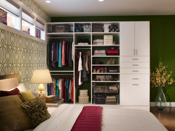 awesome-small-master-bedroom-design-with-cherry-wood-closet-in-white-finishing-which-has-multiple-storage-spaces-and-wire-basket-also-extra-hanging-spot-1120x840