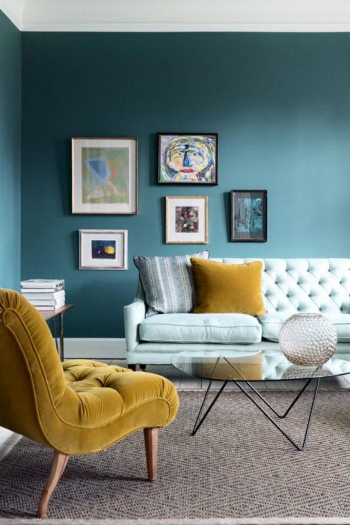 couleur-ocre-peinture-muraleè-bleue-et-fauteuil-moutarde