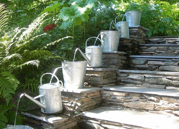 fontaine-DIY-pour-embellir-escalier-de-jardin