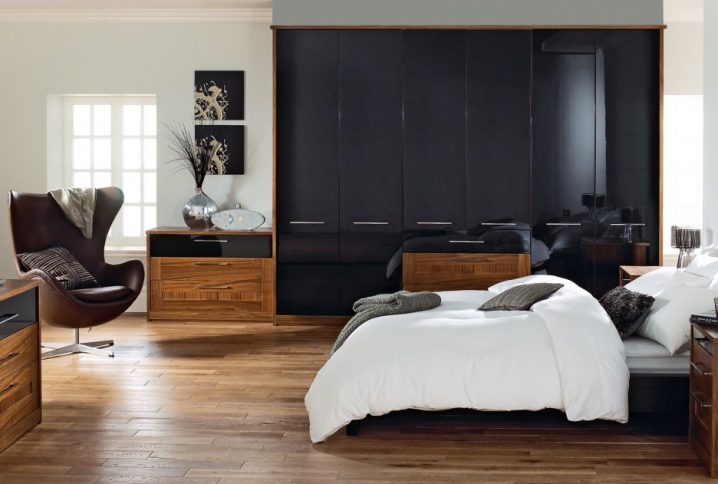 inspirational-ideas-to-design-your-bedroom-black-wardrobe-laminate-wood-floor-texas-master-bedroom-style-ideas-to-design-your-bedroom-bedroom-impeccable-ideas-to-design-your-bedroom-936x631