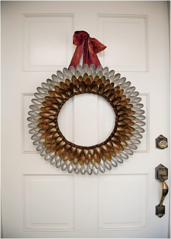 How-To-Make-A-Unique-Festive-Autumn-Wreath-Out-Of-Plastic-Spoons
