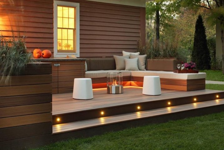 Modern-Patio-in-Small-Yard-Using-Wooden-Deck-and-Recessed-Lights-Ideas-with-Portable-Fire-Pit-and-White-Seats-Decoration