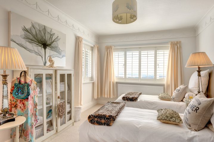 beach-bedroom-decor-Bedroom-Shabby-chic-with-beach-style-crown-molding1
