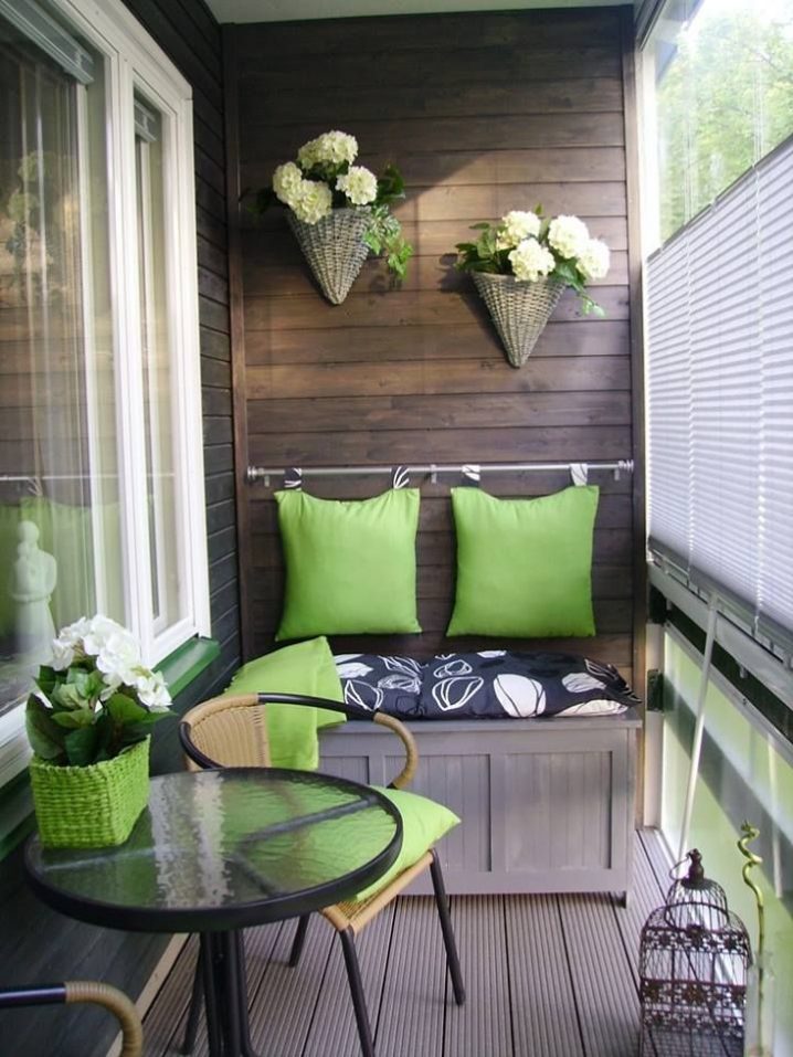 creative-outdoor-seating-for-apartment-balcony