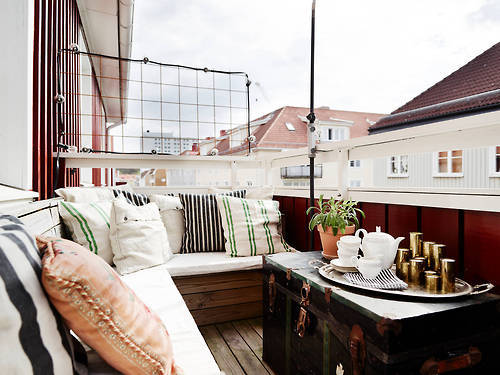 creative-outdoor-table-for-apartment-balcony