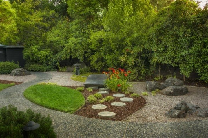 how-to-make-a-zen-garden-in-your-backyard-with-bark-mulch-and-stepping-stone-plus-gravel-patio-also-grass-areas-and-bridge-plus-small-backyard-ideas-for-asian-landscape-design-915x609