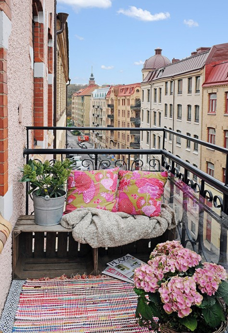 pallet-bench-for-apartment-balcony