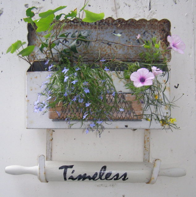 repurposed-mailbox-to-planter-container-gardening-crafts-repurposing-upcycling (1)