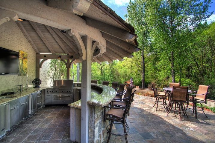 rustic-patio-with-outdoor-kitchen-