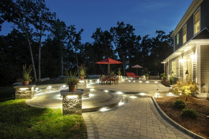 traditional-patio-with-landscaping
