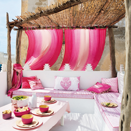 1-ideas-relaxing-outdoor-living-Pink-outdoor-area