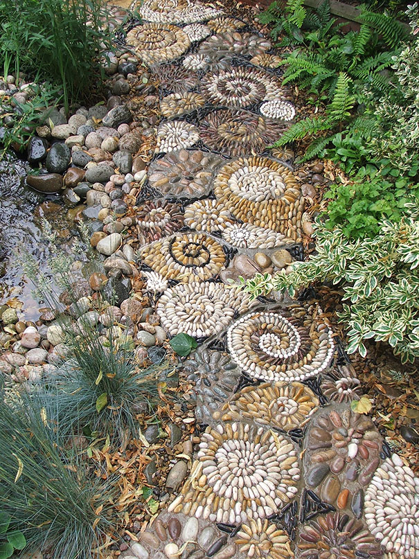 Backyard-Landscaping-Ideas-15-Magical-DIY-Pebble-Paths-That-Seem-Shaped-by-The-Wind-homesthetics-6