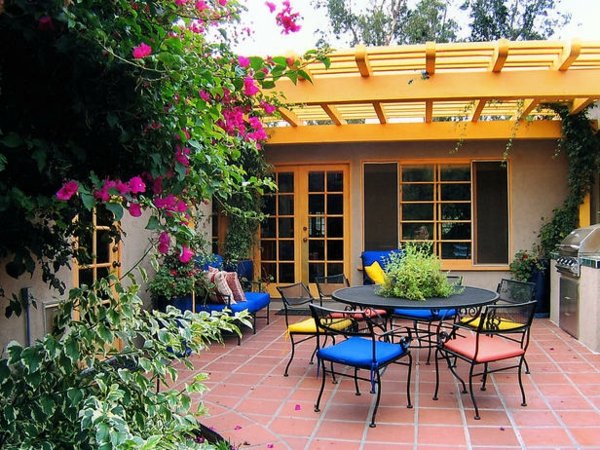 Wooden-pergola-stone-tiles-blue-Metal-Garden-Furniture-Garden-design-ideas