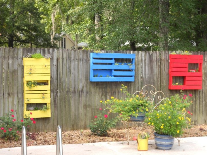 colorful-DIY-hanging-planter-box-on-wooden-fence-in-the-backyard-garden-house-decoration-ideas