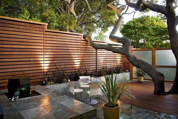 modern-patio-design-water-feautre-fence-screening-wooden-privacy-fence-ideas