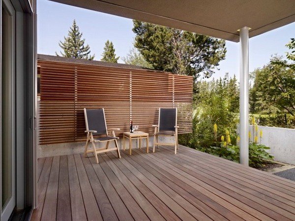 patio-deck-privacy-screens-wood-panels-outdoor-furniture