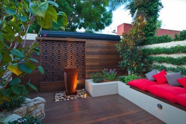 small-garden-design-ideas-wooden-floor-vertical-wall-garden-seating-space