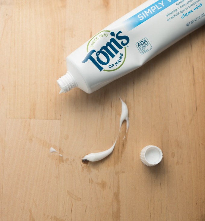 How-to-remove-water-stains-with-toothpaste-5