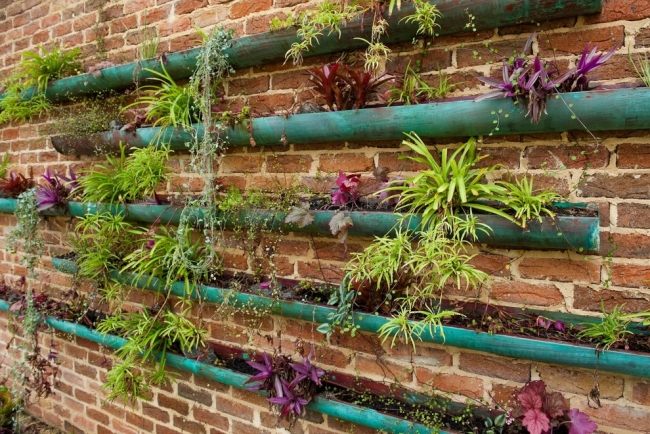 Vertikal-Garten-Design-waagerechte-lange-Pflanzengefäße-angehängt
