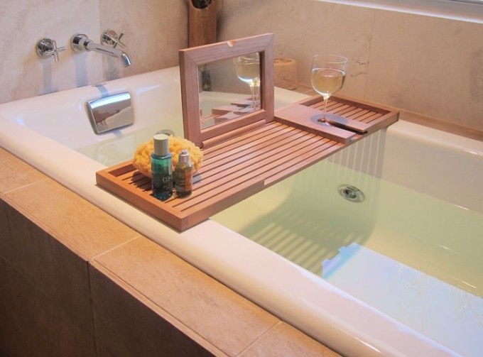 bathtub-tray-made-of-wood-