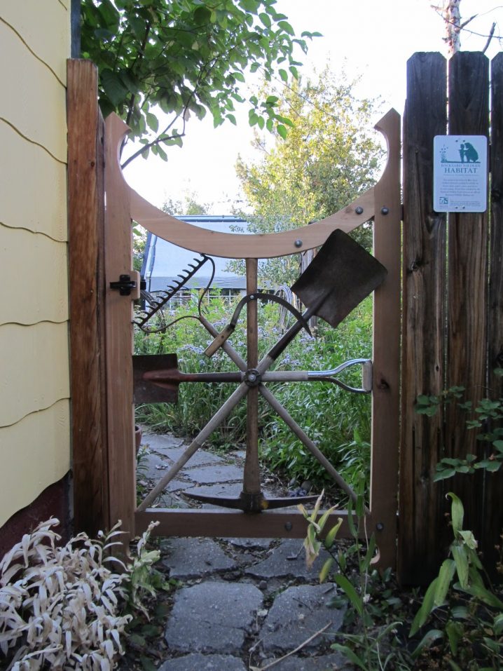 garden tool gate