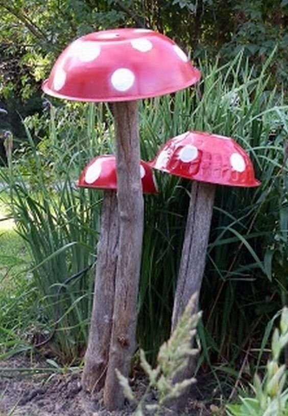 mushroom-yard-art-with-bowls