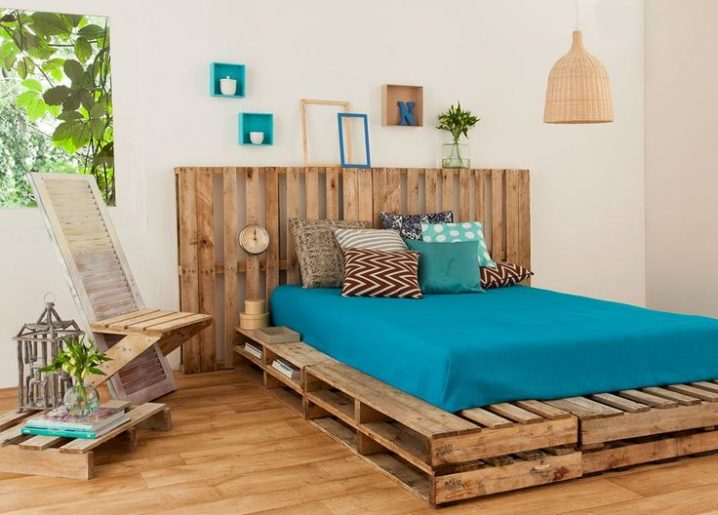 reuse-pallet-bed-frame-upcyling-bedroom-design-cheap-materials-pillows-diy-decoration