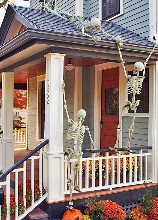 45-cute-and-cozy-fall-and-halloween-porch-decor-ideas-17