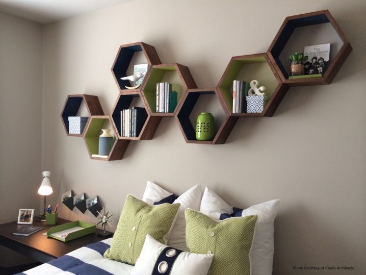 chic-modern-hanging-bookshelves-wall-mounted-hexagon-shape-wooden-bookshelves-white-wall-paint-color-modern-hanging-bookshelves-furniture-stunning-design-ideas-of-modern-hanging-bookshelves