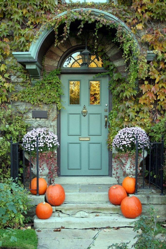 cute-and-inviting-fall-front-door-decor-ideas-3