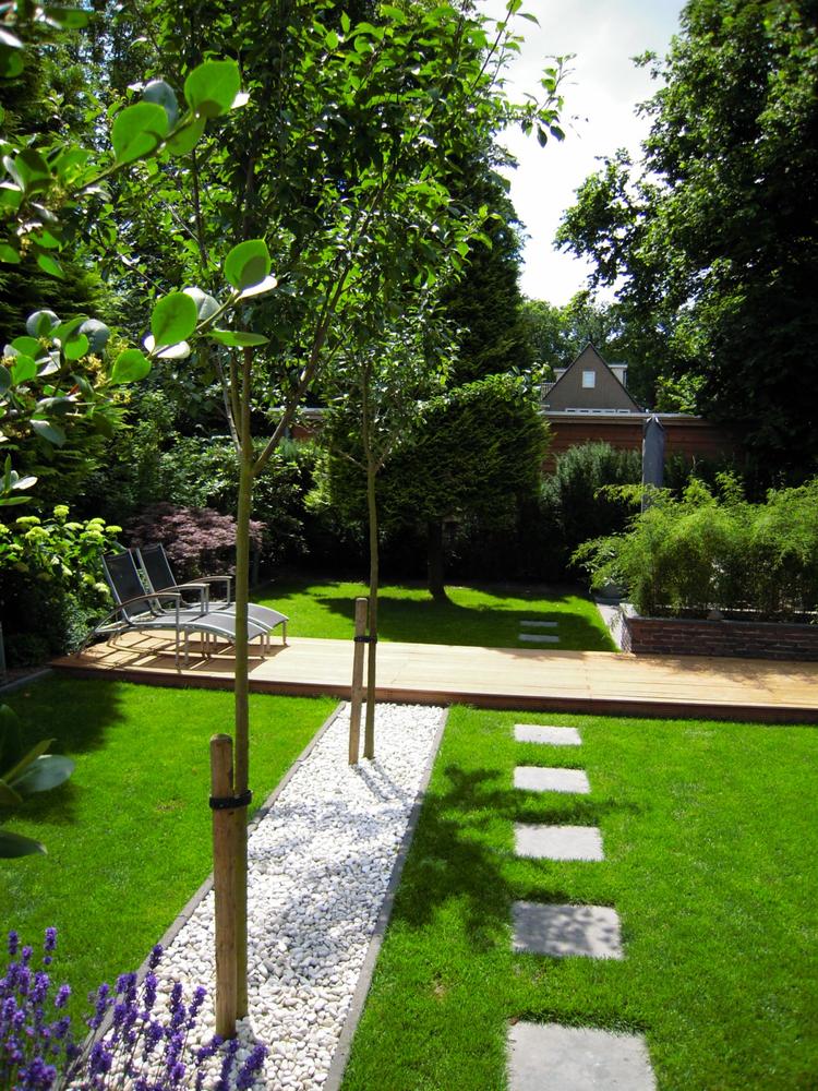 Stunning Minimalist Design For A Home With A Small Backyard image