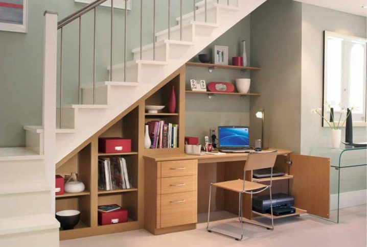 interesting-home-office-under-stairs-design-idea-with-wooden-computer-desk-plus-wooden-shleves-then-wooden-chair-above-white-stairs-plus-iron-banister