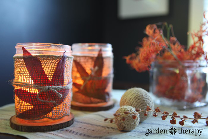 simple-thanksgiving-table-decor-craft-project-with-fall-leaves-and-burlap