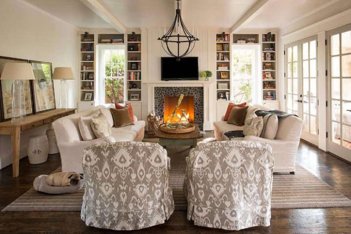 cotatge-living-room-gray-pebble-fireplace-tile-surround-window-seat-bookcase