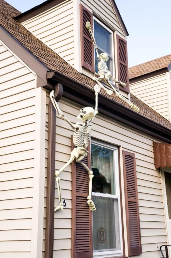 halloween-ausendeko-ideen-skelette-klettern-haus