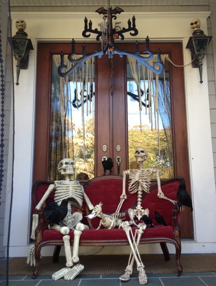 skeleton-halloween-decoration-front-porch