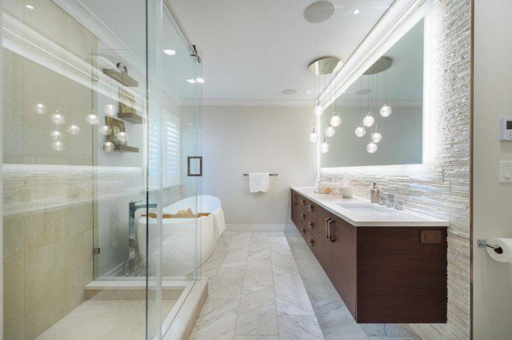salle-de-bain-design-noir-et-blanc-1-grand-miroir-salle-de-bains-lumineux-et-petit-miroir-grossissant-800-x-532
