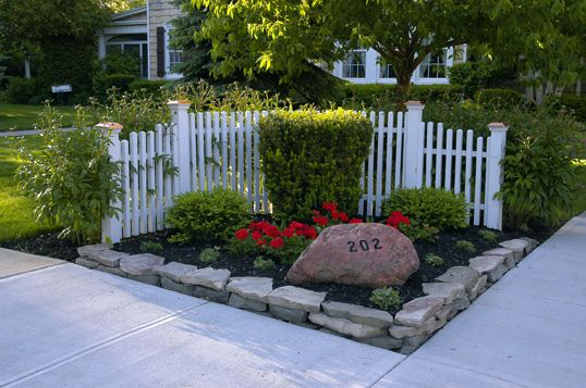 landscape edging ideas around fences and trees
