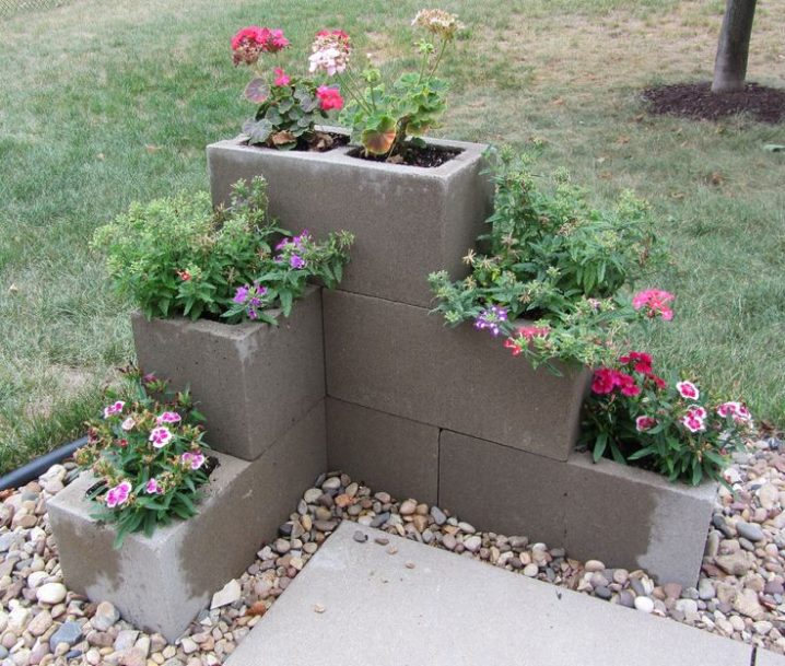 Vertical And Corner Gardens You Can Make Out Of Cinder Blocks - Top Dreamer