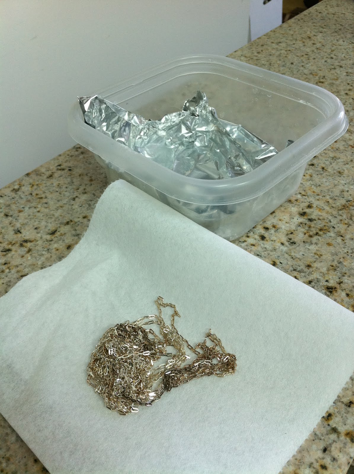Почистить серебро и золото в домашних условиях. Чистка серебра. Чистка серебра в домашних. Как почистить серебро. Способы чистки серебра.